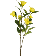 La flor artificial Camelia de 80 cm amarilla tiene un solo tallo con múltiples flores artificiales de camelia de color amarillo brillante y hojas verdes, representadas sobre un fondo blanco liso.