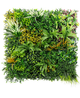 El seto artificial Sherry 100x100 cm UV es un vibrante panel de jardín vertical que presenta una variedad de exuberantes plantas verdes con follaje texturizado en tonos verdes, amarillos y rojos, todo sobre un fondo blanco nítido.