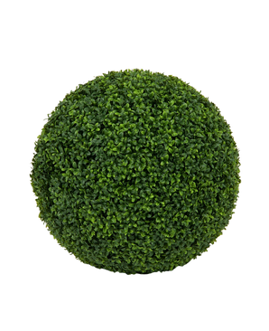 Un topiario denso y redondo de boj artificial estilo romano UV D55 cm de hojas de boj verdes artificiales sobre un fondo blanco liso.