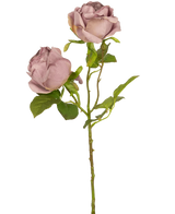 Een enkele Kunstroos Deluxe 55 cm paars met twee bloeiende stoffige lavendel bloemen en groene bladeren tegen een witte achtergrond.
