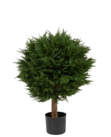 La Planta Artificial Conifer Deluxe UV 80 cm tiene una bola de hojas verde densa y redonda sobre un solo tallo marrón, en una maceta negra y sobre un fondo blanco liso.