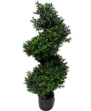 El Boj Artificial Espiral Estilo Romano UV 90cm es una planta topiaria artificial en forma de espiral con densas hojas verdes en una maceta negra, sobre un fondo blanco liso.