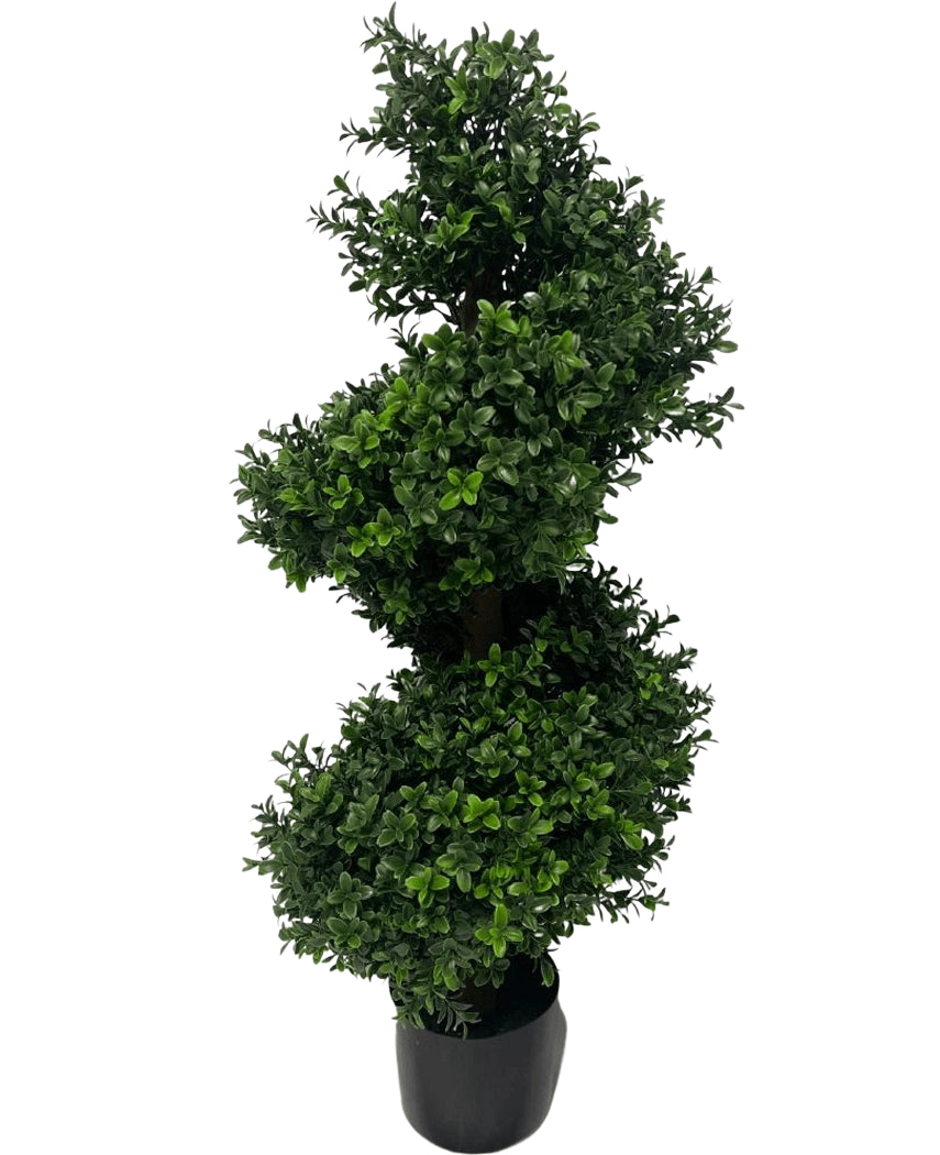 El Boj Artificial Espiral Estilo Romano UV 90cm es una planta topiaria artificial en forma de espiral con densas hojas verdes en una maceta negra, sobre un fondo blanco liso.