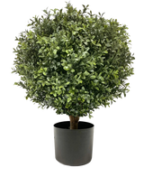 De Kunst Buxus op stam UV 40 cm is een ronde kunst buxus vormsnoei met dichte groene bladeren in een zwarte pot, afgebeeld op een witte achtergrond. Een zon- en UV-symbool geven aan dat hij UV-bestendig is.