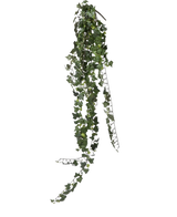 De Kunst klimop hangplant 125 cm brandvertragend heeft levensechte hangende bladeren die elegant naar beneden hangen tegen een witte achtergrond.