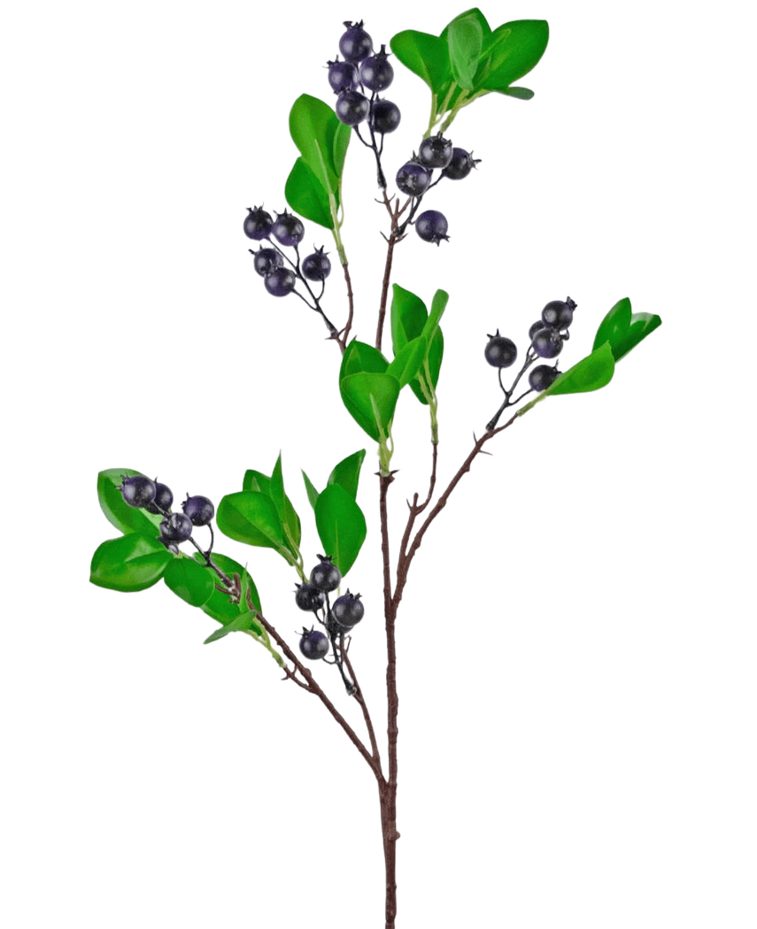 La rama de baya artificial de 76 cm violeta tiene una rama con hojas de color verde brillante y racimos de pequeñas bayas redondas de color púrpura oscuro sobre un fondo blanco liso.