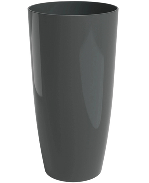 Una maceta Santorini alta, lisa, de color gris oscuro (Ø33 cm x Al 65 cm) con una superficie brillante se alza sobre un fondo blanco liso.