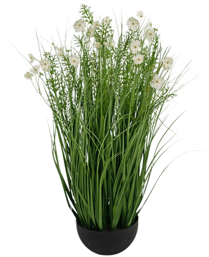 La maceta de hierba de cebolla con flor de Gesang blanca de Césped Artificial es una planta artificial ignífuga de 90 cm con hojas verdes largas y delgadas y delicadas flores blancas en una maceta negra redonda, sobre un fondo blanco liso.