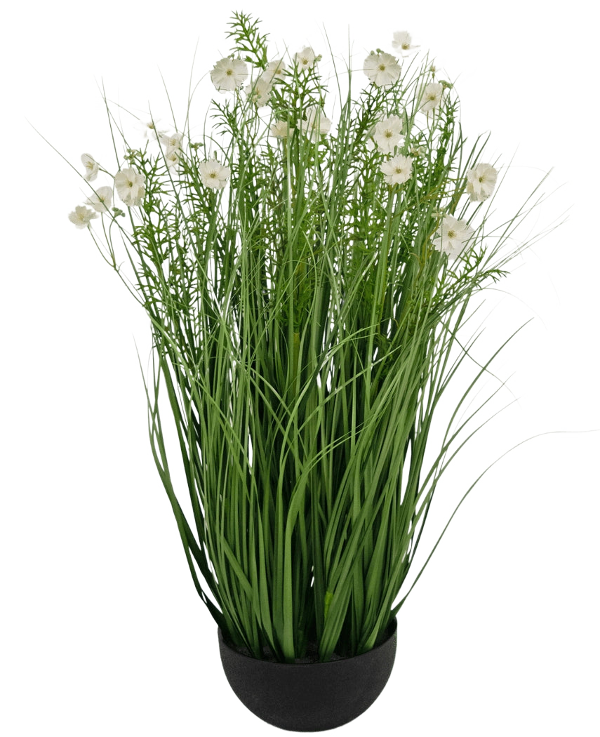 La maceta de hierba de cebolla con flor de Gesang blanca de Césped Artificial es una planta artificial ignífuga de 90 cm con hojas verdes largas y delgadas y delicadas flores blancas en una maceta negra redonda, sobre un fondo blanco liso.