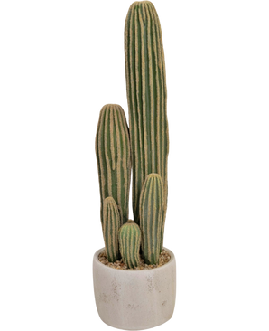 El cactus artificial de 59 cm tiene tres tallos largos, verdes y acanalados de diferentes alturas en una pequeña maceta redonda blanca, representada sobre un fondo liso.
