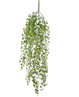De Kunst hangplant mini klimop 91 cm heeft weelderige kunstmatige groene ranken met kleine blaadjes, die elegant naar beneden vallen tegen een witte achtergrond.