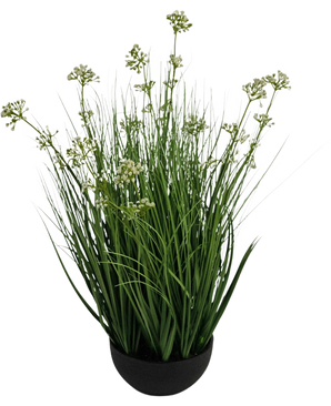 La maceta de césped artificial con flor de puerro y cebolla de 60 cm retardante de fuego tiene hojas verdes altas y delgadas parecidas a la hierba con pequeños racimos de flores blancas en una maceta negra, sobre un fondo blanco.