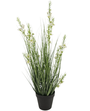 La maceta de césped artificial Mijo Cebolla ignífuga de 65 cm tiene hojas altas y delgadas de color verde similar a la hierba y varios tallos con pequeñas flores blancas en una maceta negra, sobre un fondo blanco liso.