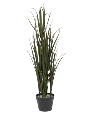 El Césped Artificial Burdeos UV 90 cm es un césped ornamental alto, verde, con hojas largas y delgadas, en una maceta de plástico negra, sobre un fondo blanco liso.