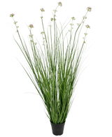 La maceta de césped artificial con retardante de fuego de 120 cm con flores de puerro y cebollas tiene largas hojas verdes parecidas a la hierba y tallos largos con racimos de flores de color violeta claro, perfectos para agregar vegetación realista a cualquier espacio.