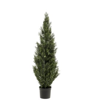 La Planta Artificial Conífera UV 120 cm, un árbol de hoja perenne verde artificial, alto y estrecho, con densas hojas verdes en una pequeña maceta negra, se muestra sobre un fondo blanco liso.