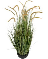 La rama de hierba de cebolla de cola de perro de césped artificial retardante de fuego de 110 cm es una planta de césped artificial en maceta con hojas verdes largas y estrechas y cabezas de semillas altas y esponjosas de color beige, representadas sobre un fondo blanco liso.