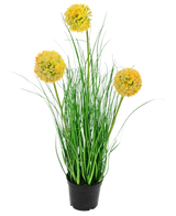 La planta de césped artificial Cebolla de 50 cm retardante de fuego tiene hojas verdes largas y delgadas y tres flores redondas y esponjosas de color amarillo en tallos altos, que añaden un encanto verde al jardín sobre un fondo blanco liso.