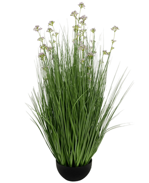 La maceta de césped artificial con flor de puerro y cebolla de 100 cm retardante de fuego tiene una maceta negra con hojas artificiales altas y delgadas de color verde y pequeñas flores de color púrpura en tallos largos, sobre un fondo blanco.