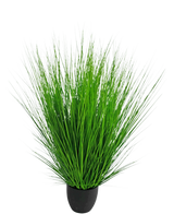 La Planta de Césped Artificial Cebolla ignífuga de 110 cm tiene hojas largas, delgadas y de color verde vibrante que están muy juntas en una pequeña maceta negra, sobre un fondo blanco liso.