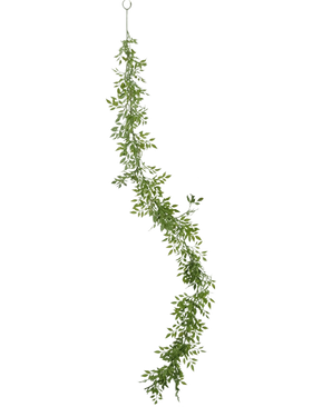 La Planta de Vid Artificial Bambú de 182 cm es una larga guirnalda verde con pequeñas ramitas y hojas que cuelga verticalmente de un anillo de metal sobre un fondo blanco liso.
