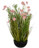 La maceta de hierba artificial con forma de cebolla Gesang Flower rosa de 56 cm retardante de fuego tiene una maceta negra con césped artificial verde largo y flores suaves de color rosa y blanco, perfecta para un interior elegante sobre un fondo blanco.