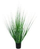 La Planta Césped Artificial Cebolla 100 cm ignífuga tiene una maceta de color negro con hojas densas, erguidas y esbeltas de color verde similar a la hierba, perfecta para darle un toque moderno a cualquier espacio.