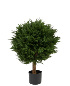 La Planta Artificial Conifer Deluxe UV 80 cm tiene una bola de hojas verde densa y redonda sobre un solo tallo marrón, en una maceta negra y sobre un fondo blanco liso.