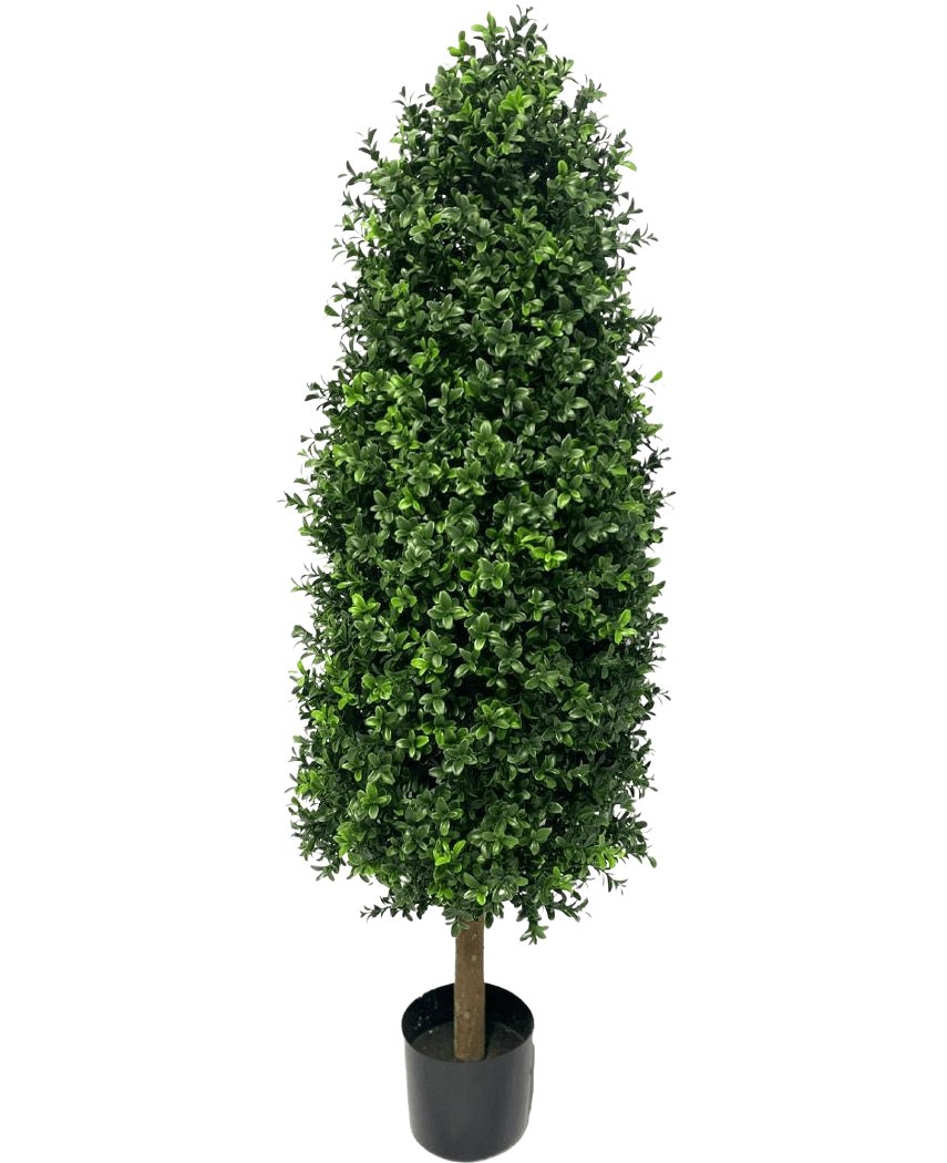 La Planta Artificial Boj Pirámide UV 120 cm es una planta artificial alta, en forma de cono y con densas hojas verdes en una pequeña maceta negra, perfecta para cualquier jardín. Cuenta con protección UV para mantener su aspecto vibrante sobre un fondo blanco liso.