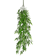 La planta colgante artificial Bambú UV 80 cm tiene hojas verdes largas y delgadas que cuelgan con gracia del tallo, sobre un fondo blanco liso.