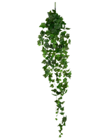 De Kunst Klimop 130 cm groen is een hangende kunstklimop met trapsgewijze groene bladeren tegen een effen witte achtergrond.