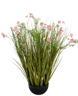 La maceta de hierba de cebolla con flor de Gesang rosa de césped artificial es una planta artificial retardante de llama de 90 cm de alto con largas hojas verdes parecidas a la hierba y flores rosadas en una maceta redonda negra, fotografiada sobre un fondo blanco.