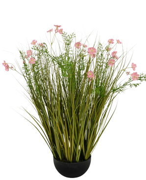 La maceta de hierba de cebolla con flor de Gesang rosa de césped artificial es una planta artificial retardante de llama de 90 cm de alto con largas hojas verdes parecidas a la hierba y flores rosadas en una maceta redonda negra, fotografiada sobre un fondo blanco.