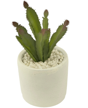 La planta suculenta artificial de 20 cm es una suculenta verde puntiaguda con puntas rojizas en una maceta de cerámica blanca llena de guijarros blancos, representada sobre un fondo blanco liso.