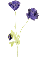 La flor artificial de amapola de 73 cm tiene tres delicadas flores de color violeta, dos abiertas y una parcialmente cerrada, con tallos y hojas de color verde claro, sobre un fondo blanco liso.