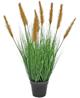 La planta de césped artificial Avestruz ignífuga de 80 cm tiene hojas verdes largas y delgadas y penachos marrones altos en una maceta negra, sobre un fondo blanco, ideal para los amantes de las plantas artificiales.