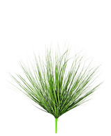 La Planta de Césped Artificial Cebolla ignífuga de 70 cm tiene hojas largas, finas y verdes, parecidas a la hierba, que emergen de un solo tallo, sobre un fondo liso y blanco.