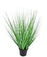 La Planta de Césped Artificial Cebolla ignífuga de 50 cm tiene hojas largas, delgadas y verdes que se extienden hacia afuera desde el centro y se presentan en una maceta sobre un fondo blanco liso.
