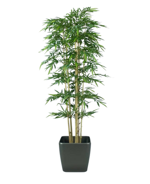 De Kunstplant Bamboe 300 cm brandvertragend heeft slanke groene bladeren en meerdere lichtbruine stelen in een eenvoudige zwarte vierkante pot, tegen een effen witte achtergrond.