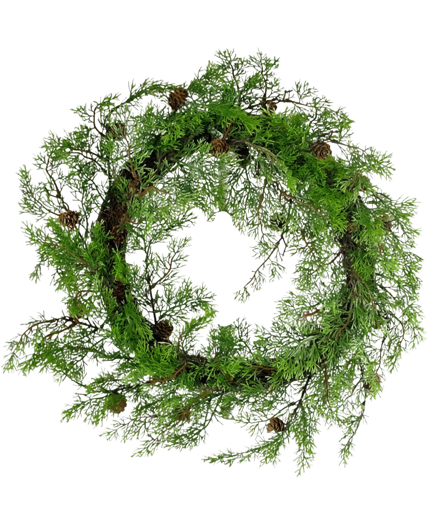 La Corona de Pino Artificial 50cm verde es una corona redonda formada por ramas de pino verde y pequeñas piñas de pino marrón, dispuestas de forma natural y rústica sobre un fondo blanco.