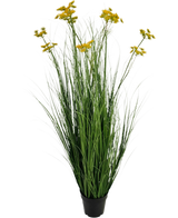 De Kunstgras Wortel Bloem Ui Graspot 120cm brandvertragend heeft lange, slanke groene grasachtige bladeren en trosjes kleine gele bloemen op lange stelen, gerangschikt in een pot en tegen een witte achtergrond.