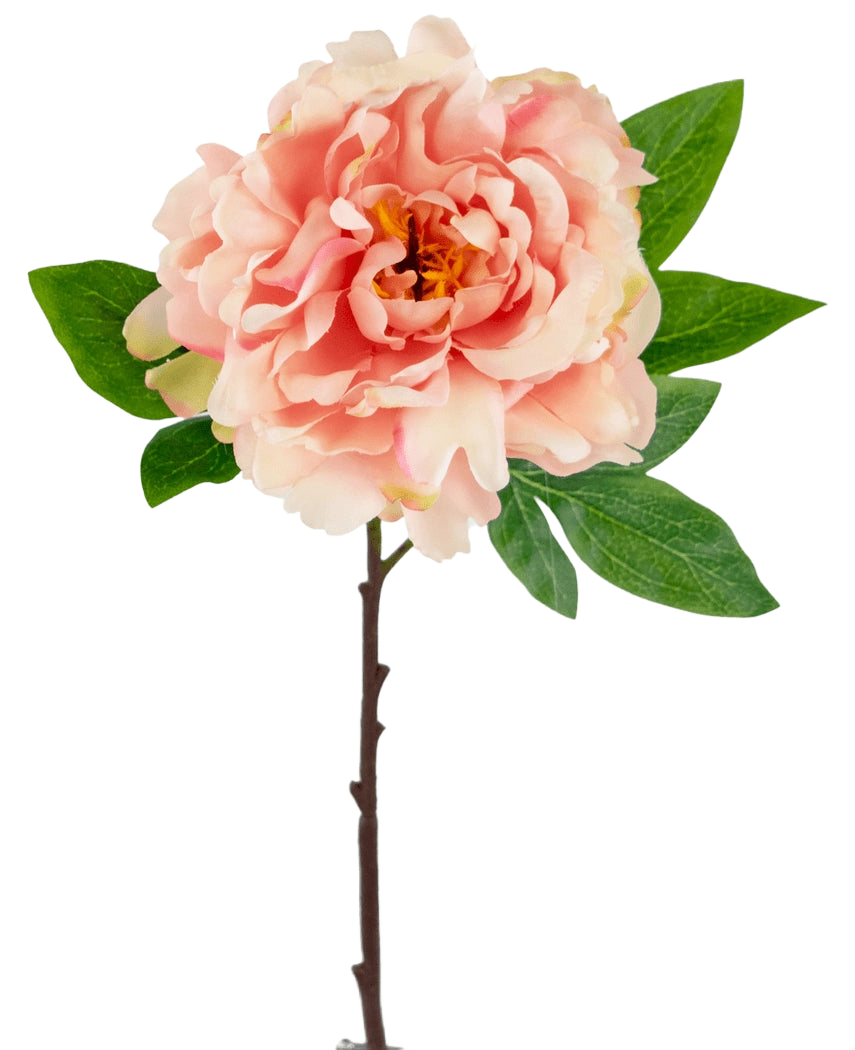 La Flor Artificial Peonía 61 cm rosa suave es una peonía artificial rosa con pétalos en capas y un corazón amarillo sobre un tallo con hojas verdes, sobre un fondo blanco.