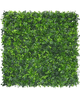 De Kunsthaag mat mix 50x50 cm UV brandvertragend is een vierkant paneel met dichte kunstmatige groene bladeren, die een weelderige groene muur of verticale tuin effect creëren tegen elke achtergrond.